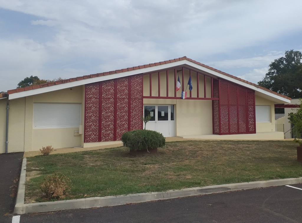 La mairie de Parleboscq, dans le quartier de Saint Cricq