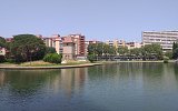 Toulouse - étang (estang) et pigeonnier (couloumè) devant des immeubles du nouveau quartier de Reynerie
