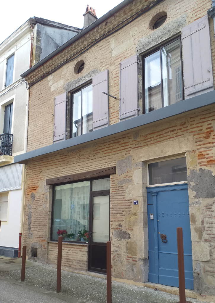 Tonneins / Tonens - maison ravalée avec briques apparentes