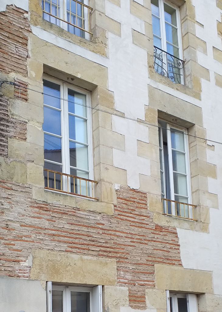 Tonneins / Tonens - mur d'où l'enduit s'en va...