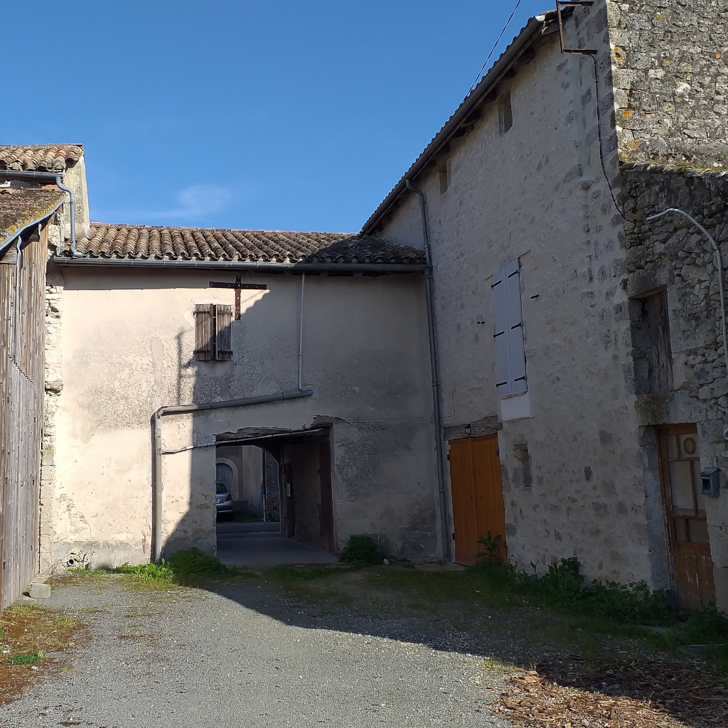 Durance - rue de la Bastide, à l'arrière du porche